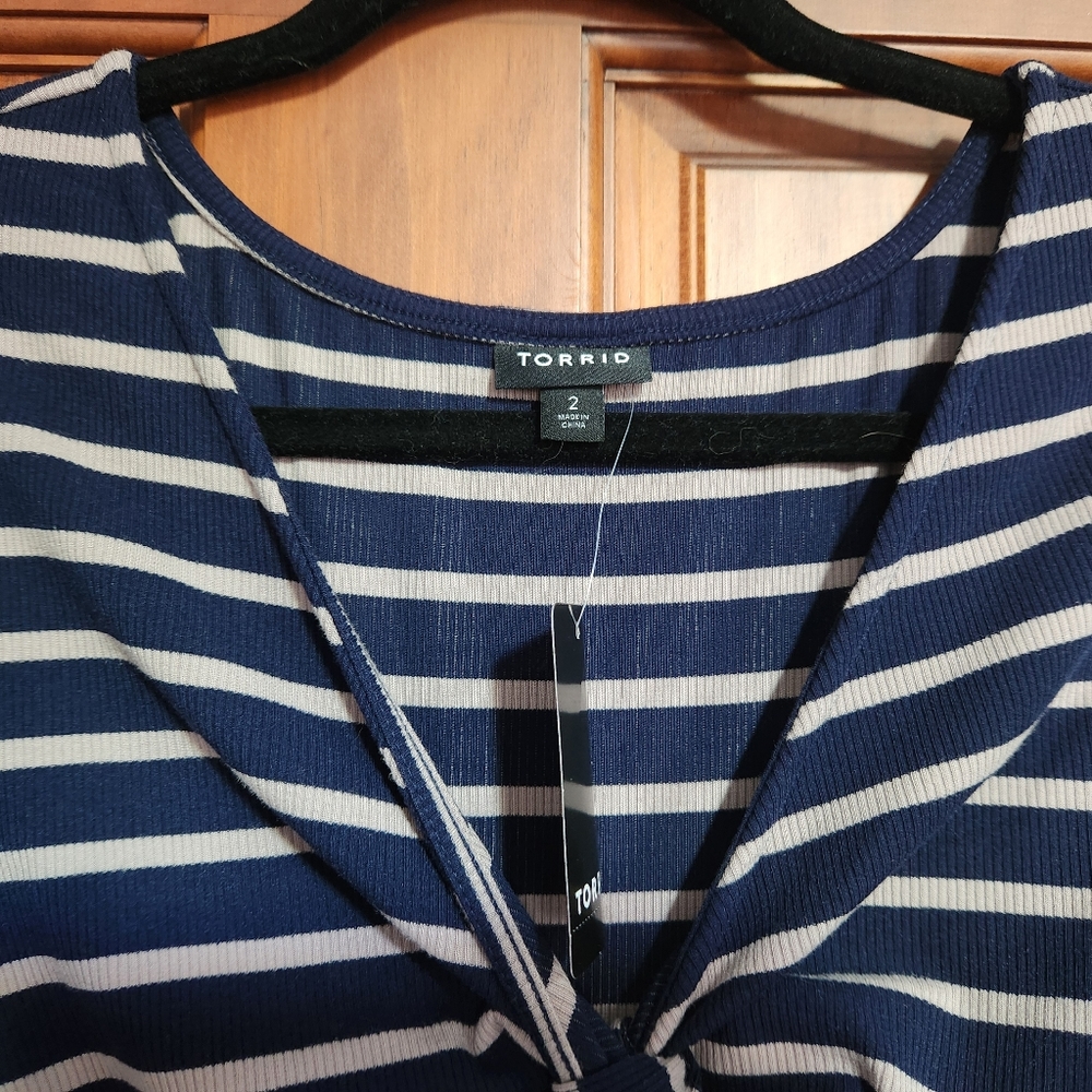 NWOT Torrid Navy and Taupe Ribbed Knit Twist Front Short Sleeve Dress - Size 2 - Picture 3 of 6